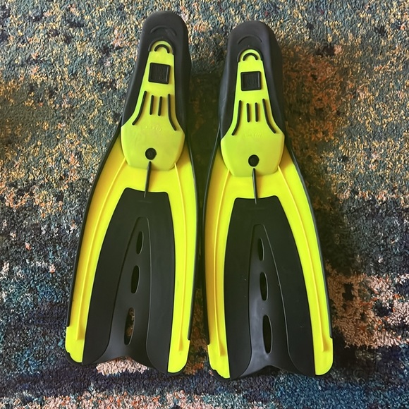 Aeris Velocity Scuba/Dive Fins - Picture 2 of 3